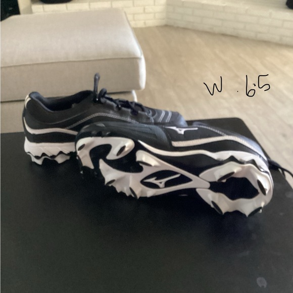 Mizuno women’s cleats - Picture 1 of 3